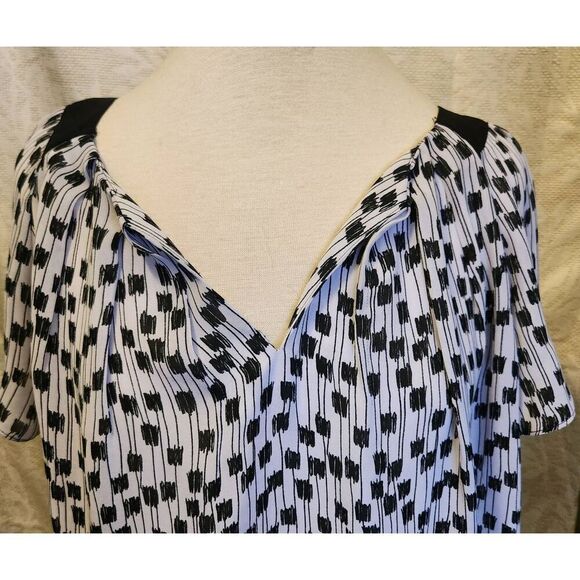 F60 Worthington Woman's white w/black print flowy blouse short sleeved V-neck - Picture 2 of 10
